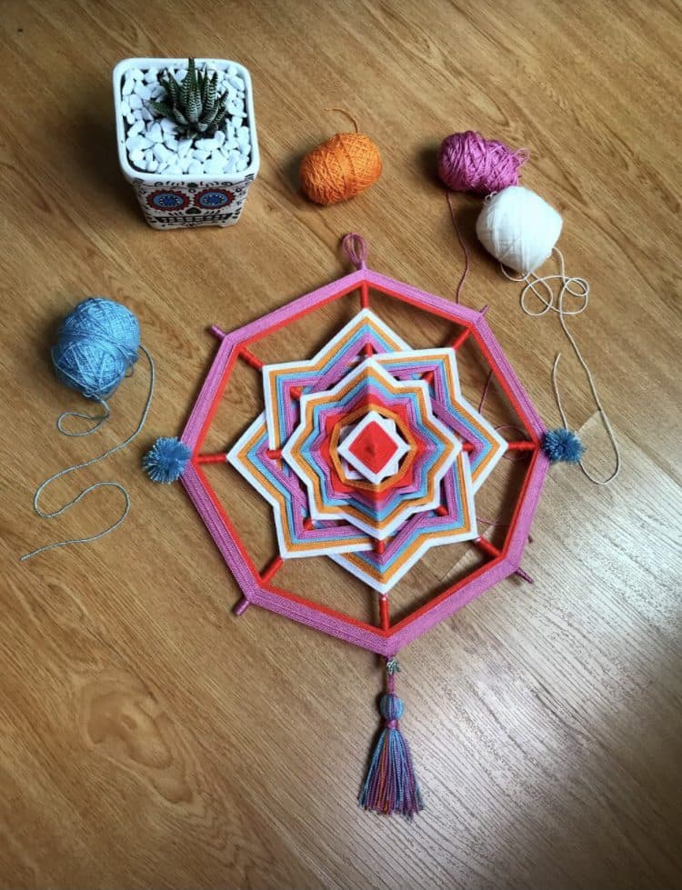 Mandala mediano hecho en hilo