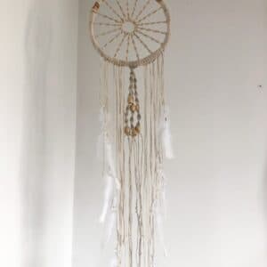 Atrapa sueños con plumas hecho en macramé - image 1