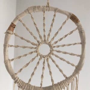 Atrapa sueños con plumas hecho en macramé - image 3