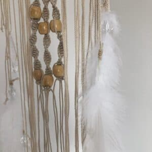 Atrapa sueños con plumas hecho en macramé - image 4