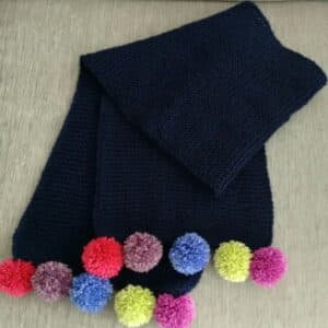 Bufanda con pompones de colores - image 1