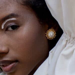 Aretes topos Luna de Luxe una pieza bordada a mano con cristales de Swarovski, perlas de río seleccionadas, balines de oro goldfilled brasilero y tiene un sistema de poste para orejas perforadas en plata 950, peso super ligeros y es un diseño circular sobrio y elegante para casi cualquier ocasión