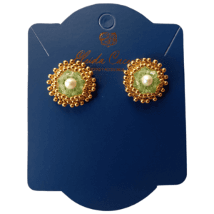 Aretes topos Luna de Luxe una pieza bordada a mano con cristales de Swarovski, perlas de río seleccionadas, balines de oro goldfilled brasilero y tiene un sistema de poste para orejas perforadas en plata 950, peso super ligeros y es un diseño circular sobrio y elegante para casi cualquier ocasión
