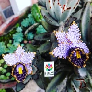 Aretes de Mostacilla Pequeños: Mini Orquídeas 3D para un Look Elegante - image 2