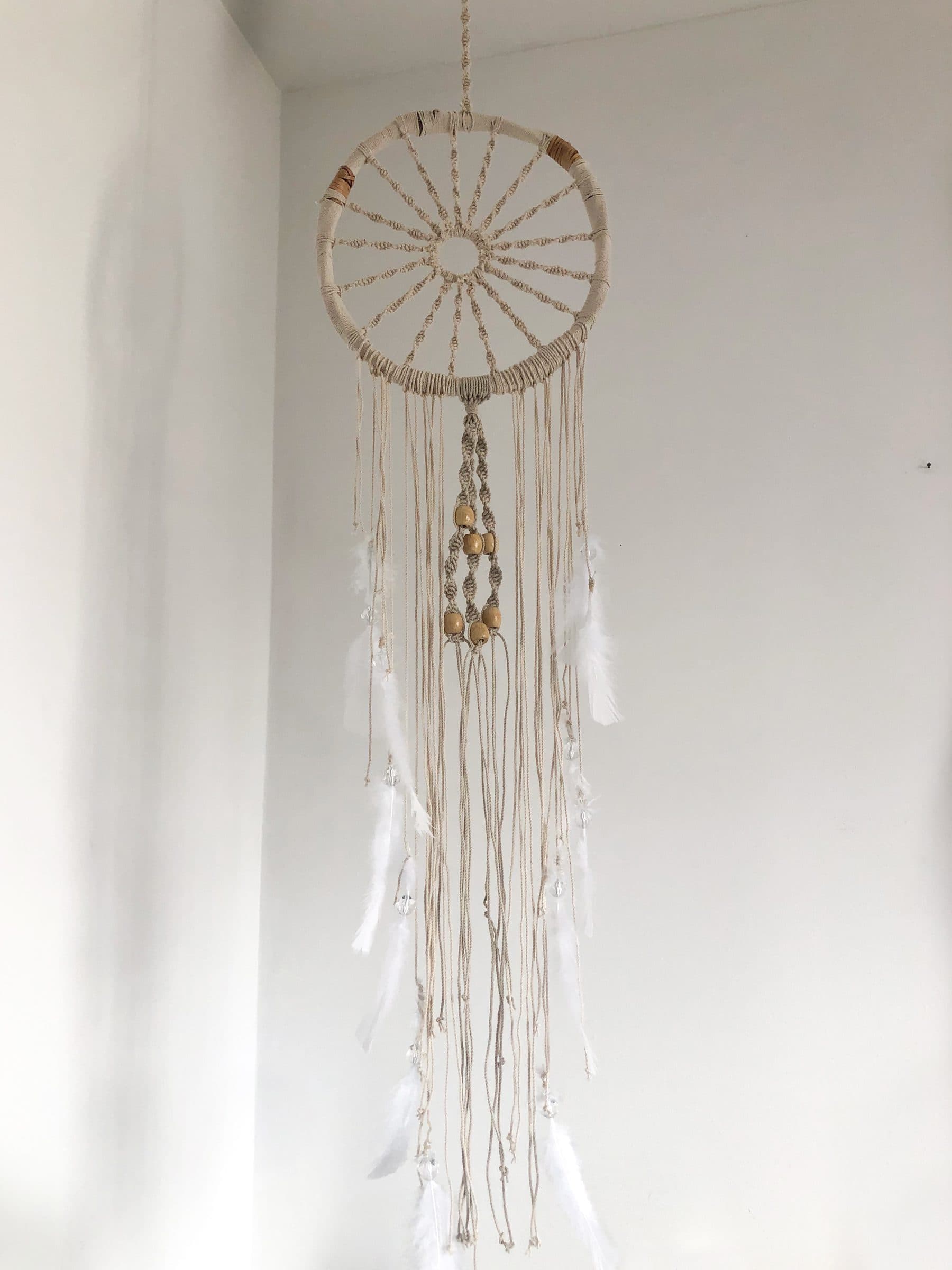 Atrapa sueños con plumas hecho en macramé