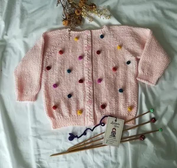 Saquito para niña hecho a mano