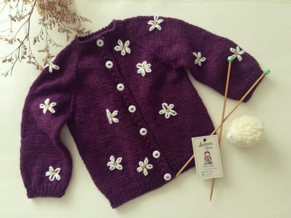 Saquito para niña hecho a mano