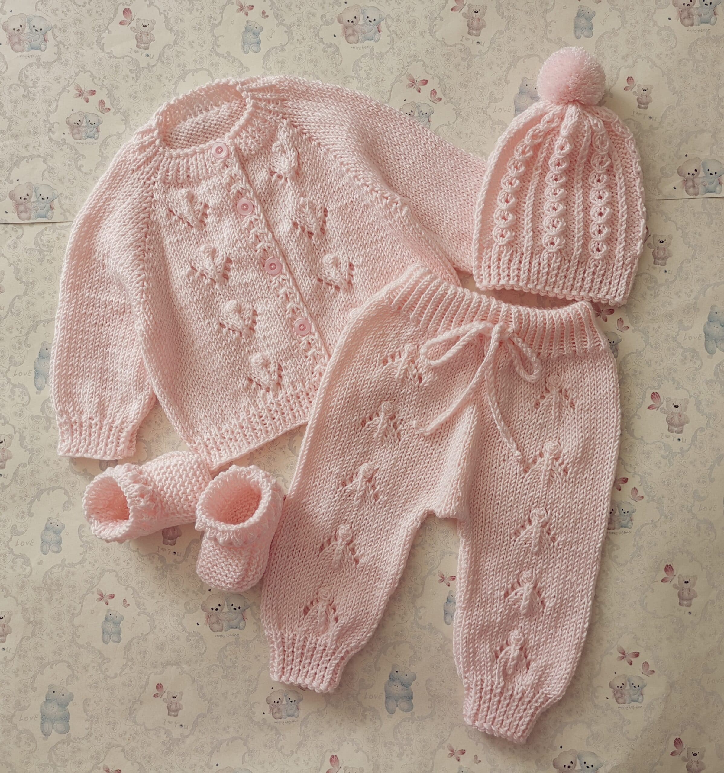 Ajuar Bebé Recién Nacido 1-3 Meses: Set Lana Hipoalergénica Personalizable - Saquito, Pantalón, Gorro, Escarpines