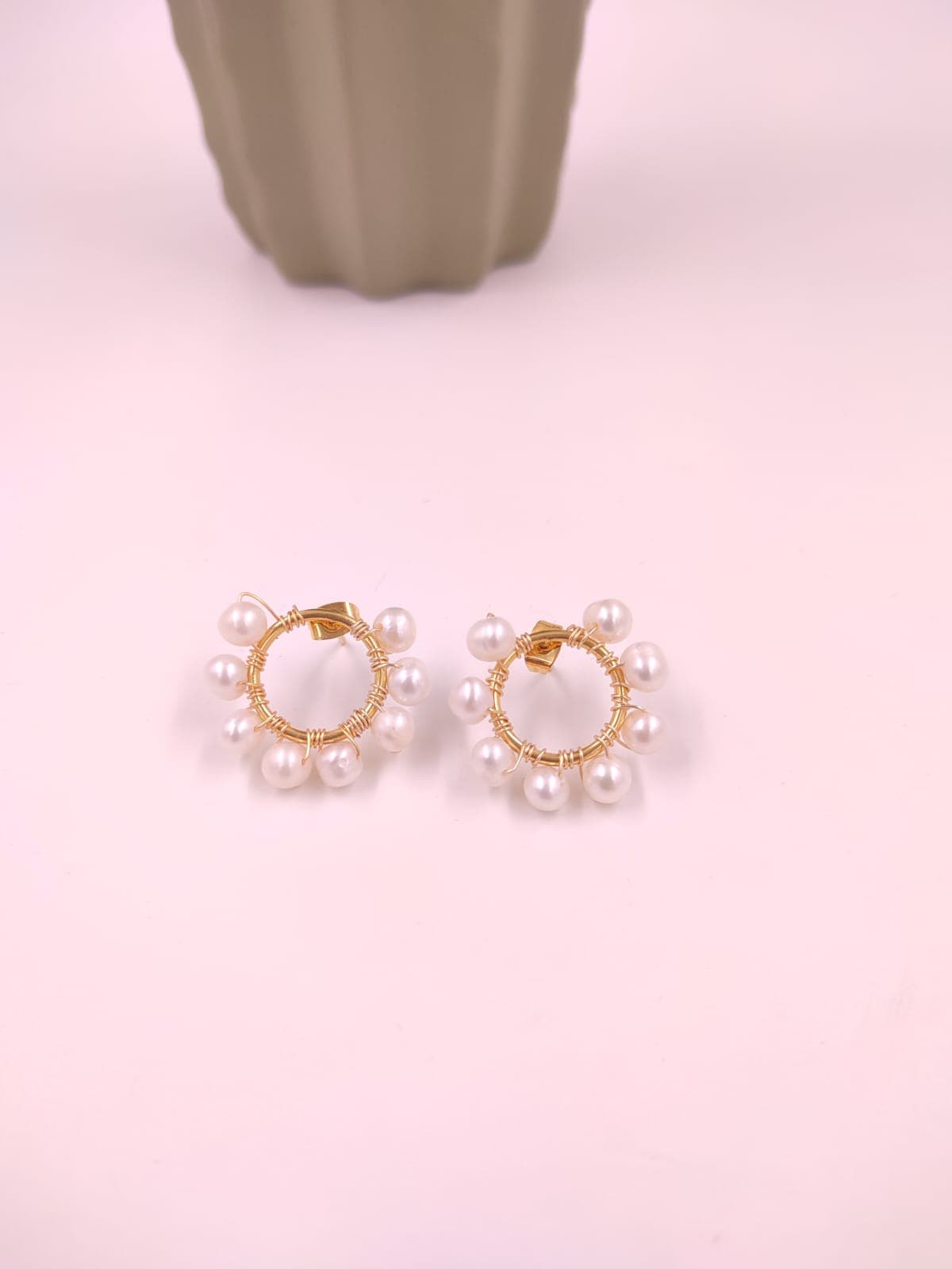 Aretes de perlas naturales Ref Rocío elaborados en perlas naturales de agua dulce, con herrajes en bronce con baño de oro, y técnica de Alambrismo